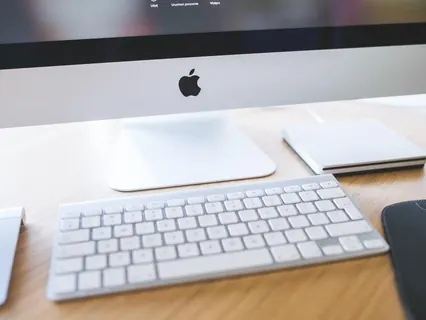 Computador e teclado no escritório