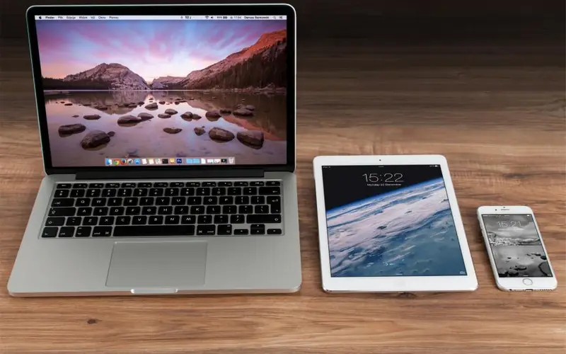 Notebook, tablet e celular lado a lado