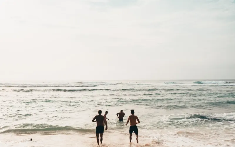 Amigos correndo na praia