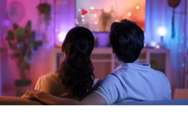 Casal assistindo televisão em uma sala aconchegante