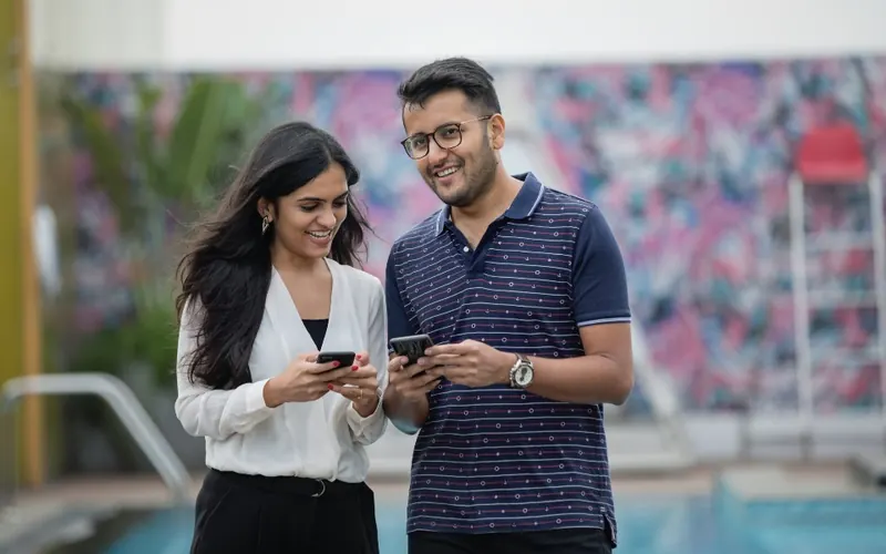 Casal com celular