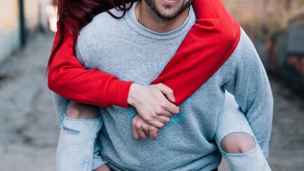 Casal sorrindo em destaque