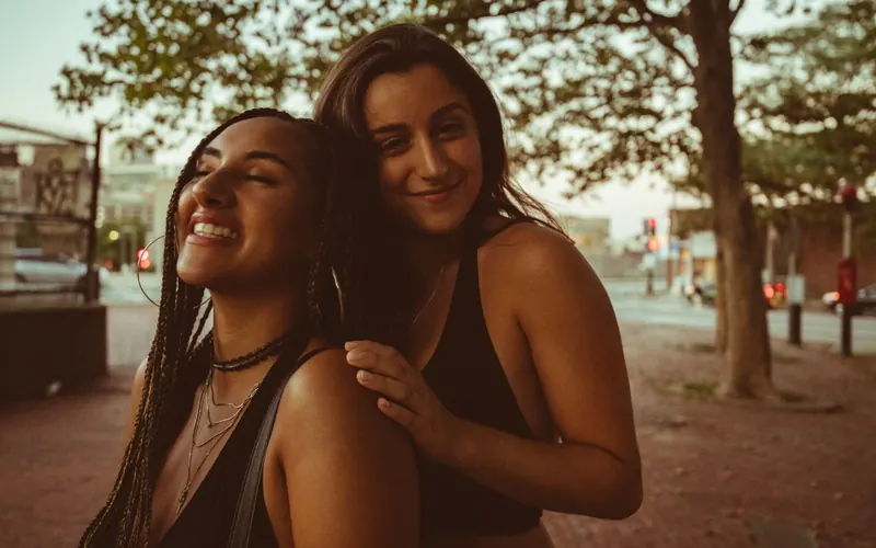 Casal sorrindo na cidade