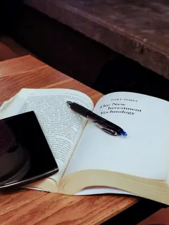 Celular e café sobre a mesa
