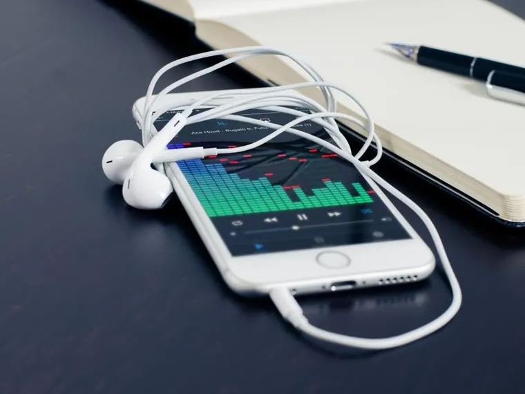 Celular e fones de ouvido no escritório