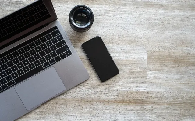 Celular e notebook no escritório