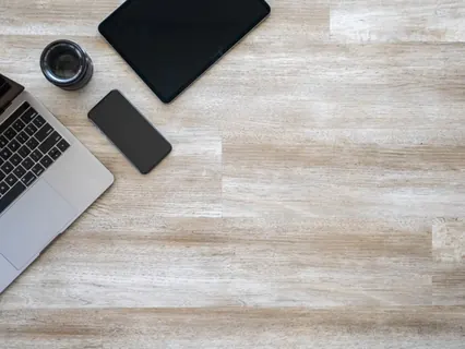 Celular e notebook no escritório