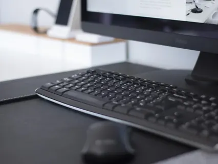 Computador e teclado no escritório