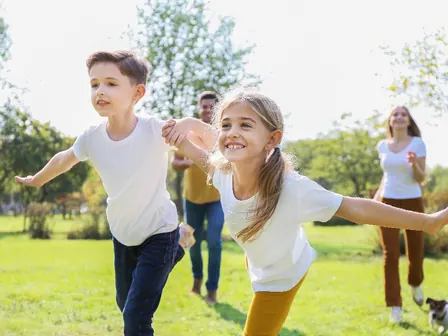 Família correndo no parque