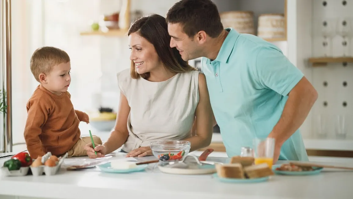 Família sorrindo na cozinha