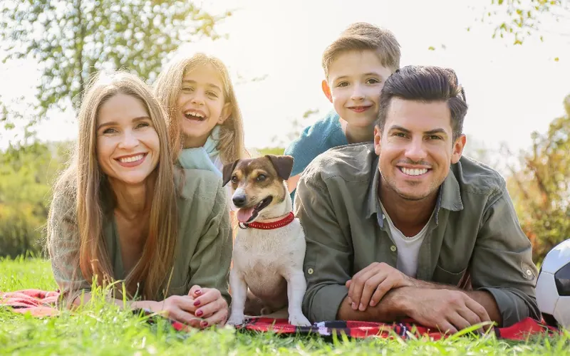 Família sorrindo no parque