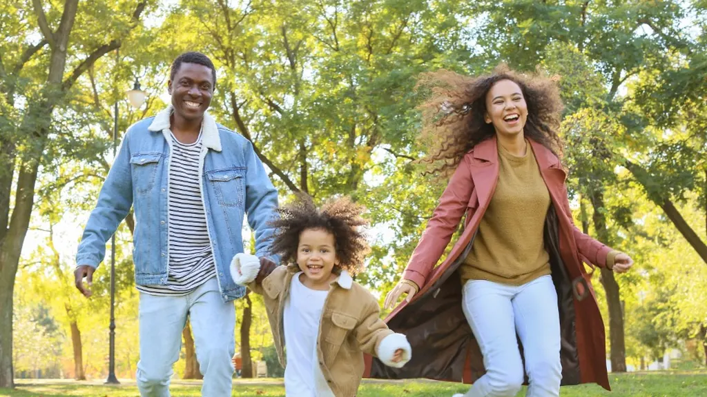 Família sorrindo no parque