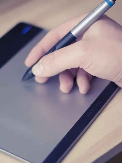 Mãos com tablet no escritório