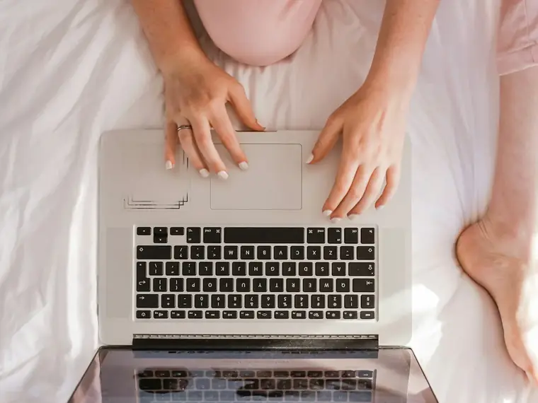 Mãos digitando em um notebook