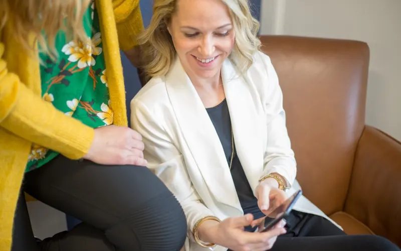 Mulher com celular
