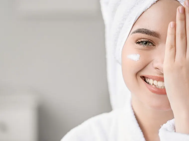 Mulher sorrindo em destaque