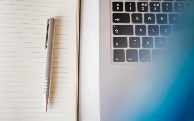 Notebook e computador no escritório
