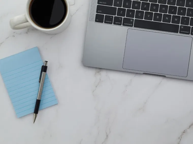 Notebook e computador no escritório
