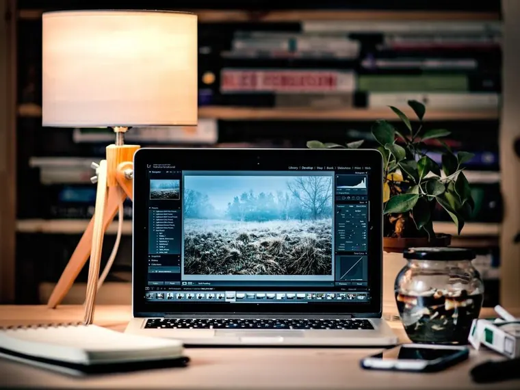Notebook e computador no escritório