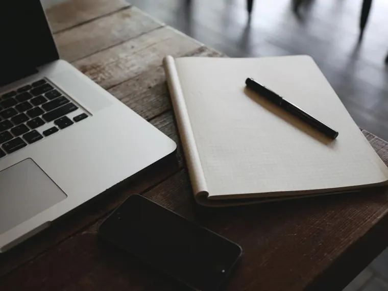 Notebook e computador sobre a mesa
