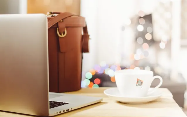 Notebook e computador sobre a mesa