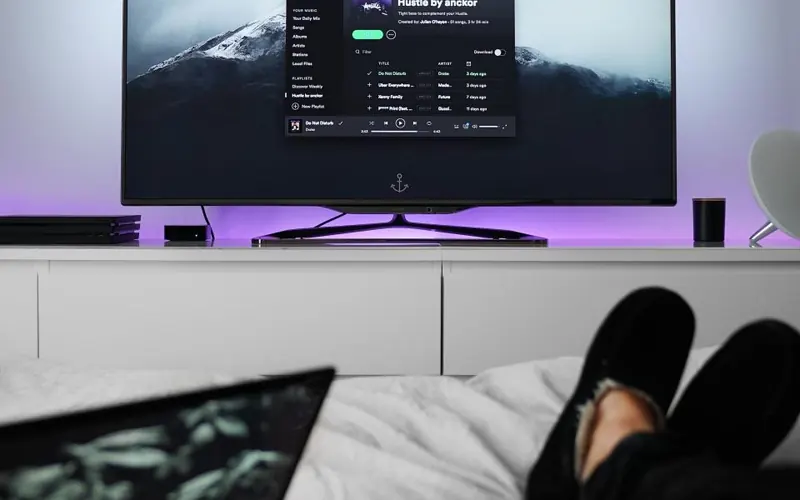 Notebook e televisão no quarto