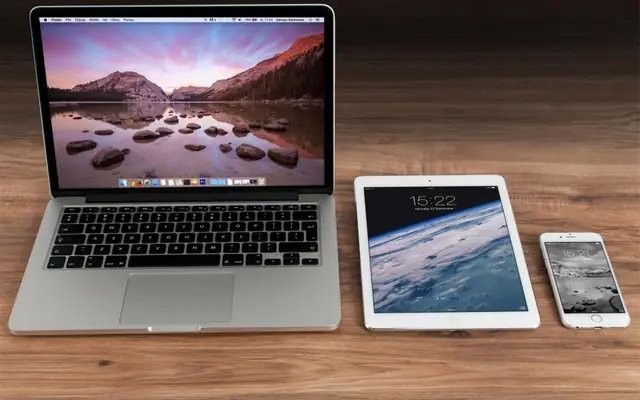 Notebook, tablet e celular lado a lado