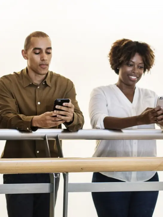 Pessoas usando o celular ao mesmo tempo