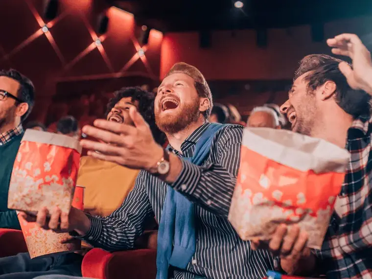 Plateia de cinema assistindo a um filme