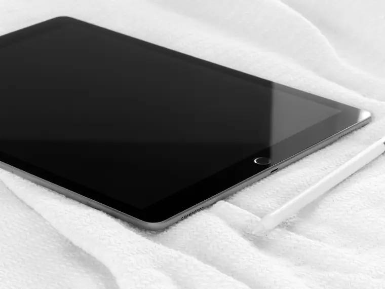 Tablet sobre tecido claro
